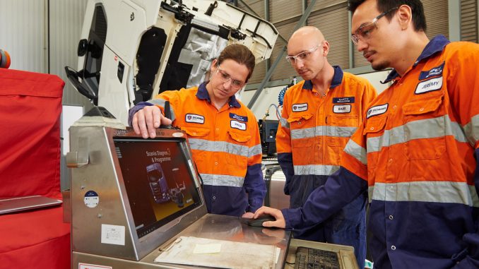 Scania apprentices use advanced diagnostics DSC_2810